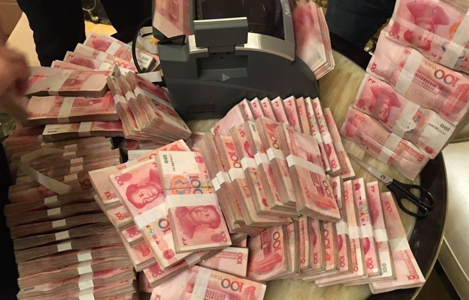 有500万存款可以不上班吗（在银行有500万固定存款，不去工作的话，能过上什么日子）(图1)