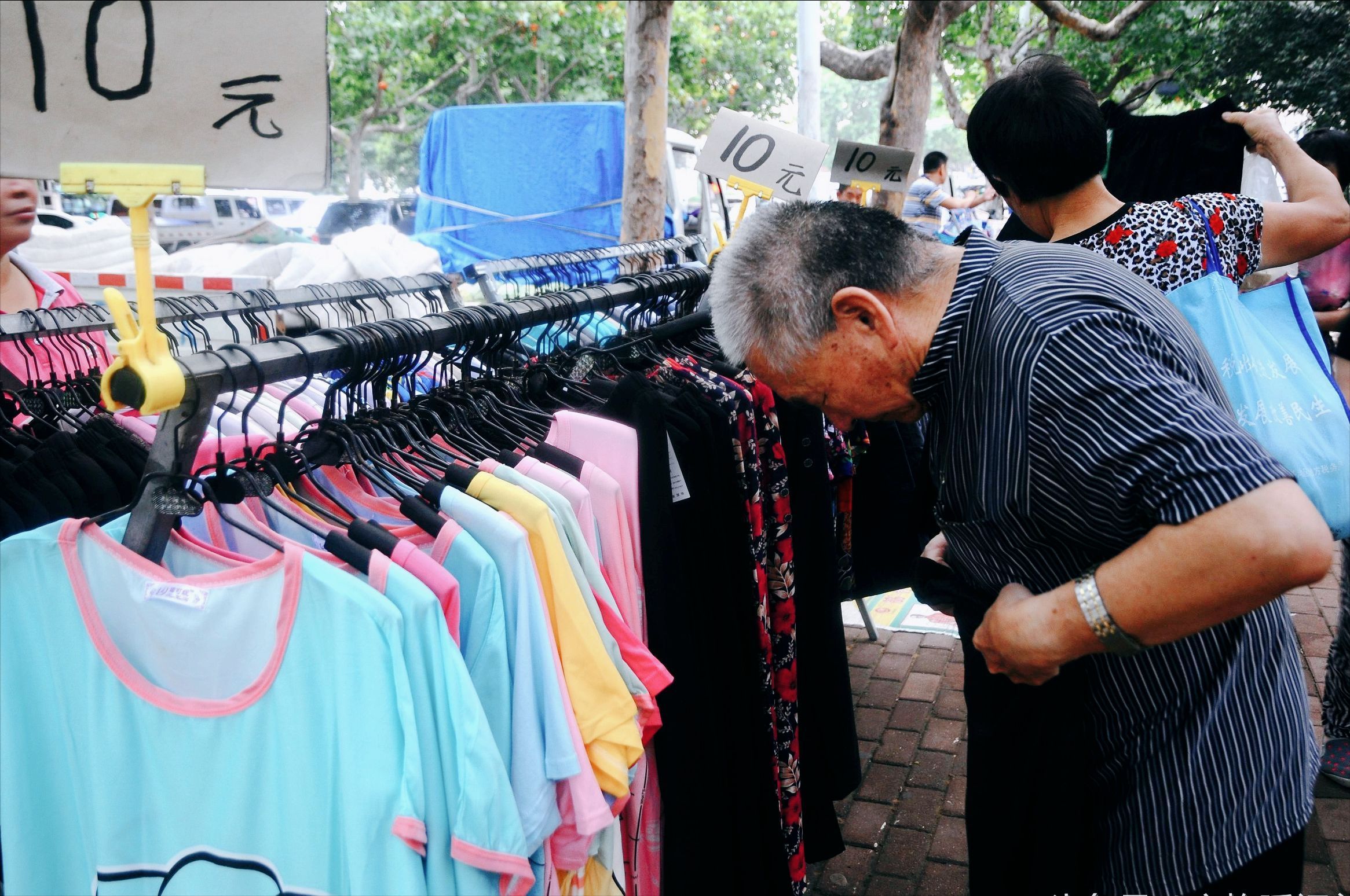 摆地摊卖什么最赚钱而且很受欢迎（广西美女摆摊卖短袖，利用扑克牌半年盈利48万，有趣好玩的套路）(图4)