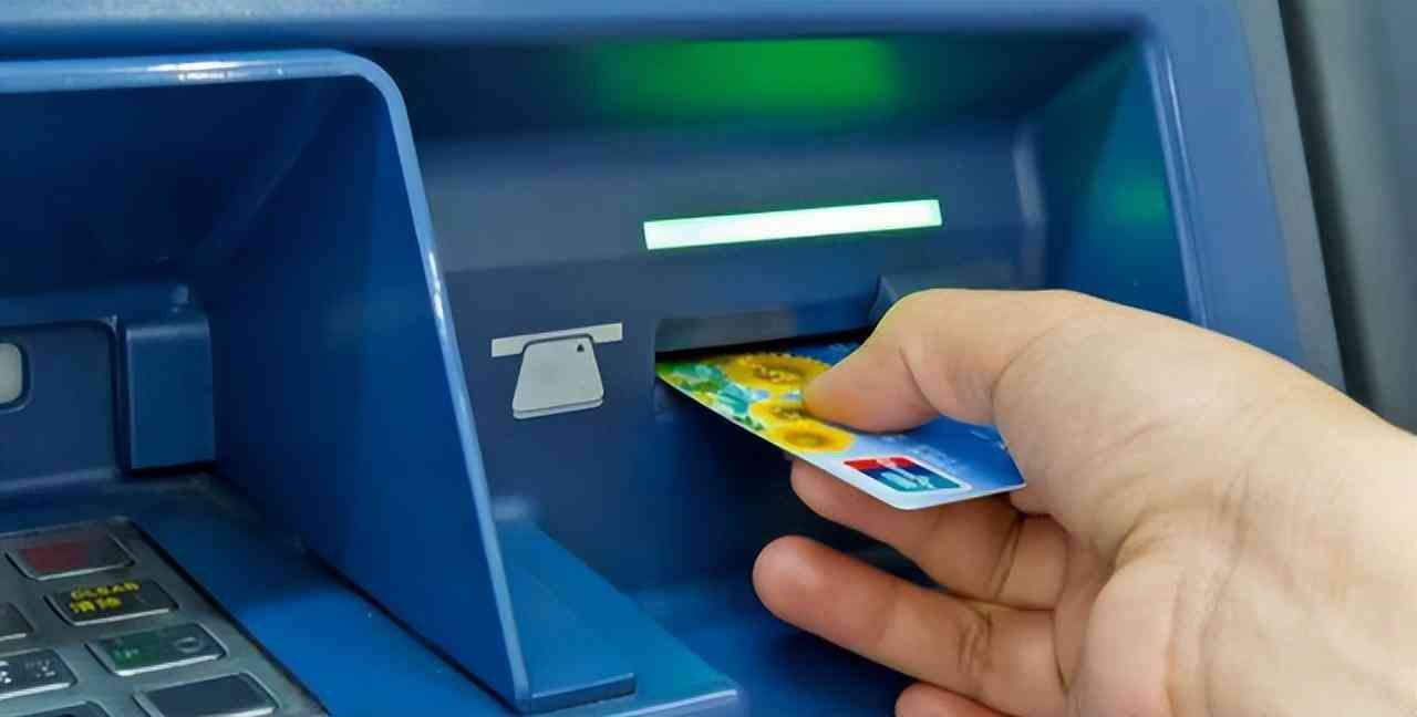 可以拿银行卡去柜台存钱吗（去银行存钱，如何才能防止被银行员工转走？务必注意这3点）(图4)