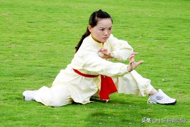 网红凌云一个月挣多少钱（四川23岁美女，靠学武术爆红，粉丝超千万，至少能赚500万元）(图1)